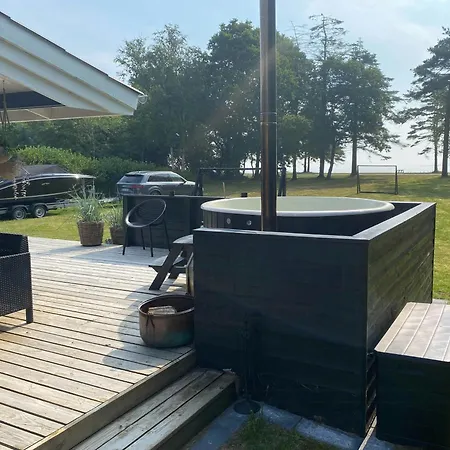 Prázdninový dům Log With Hot Tub And Fjord View *